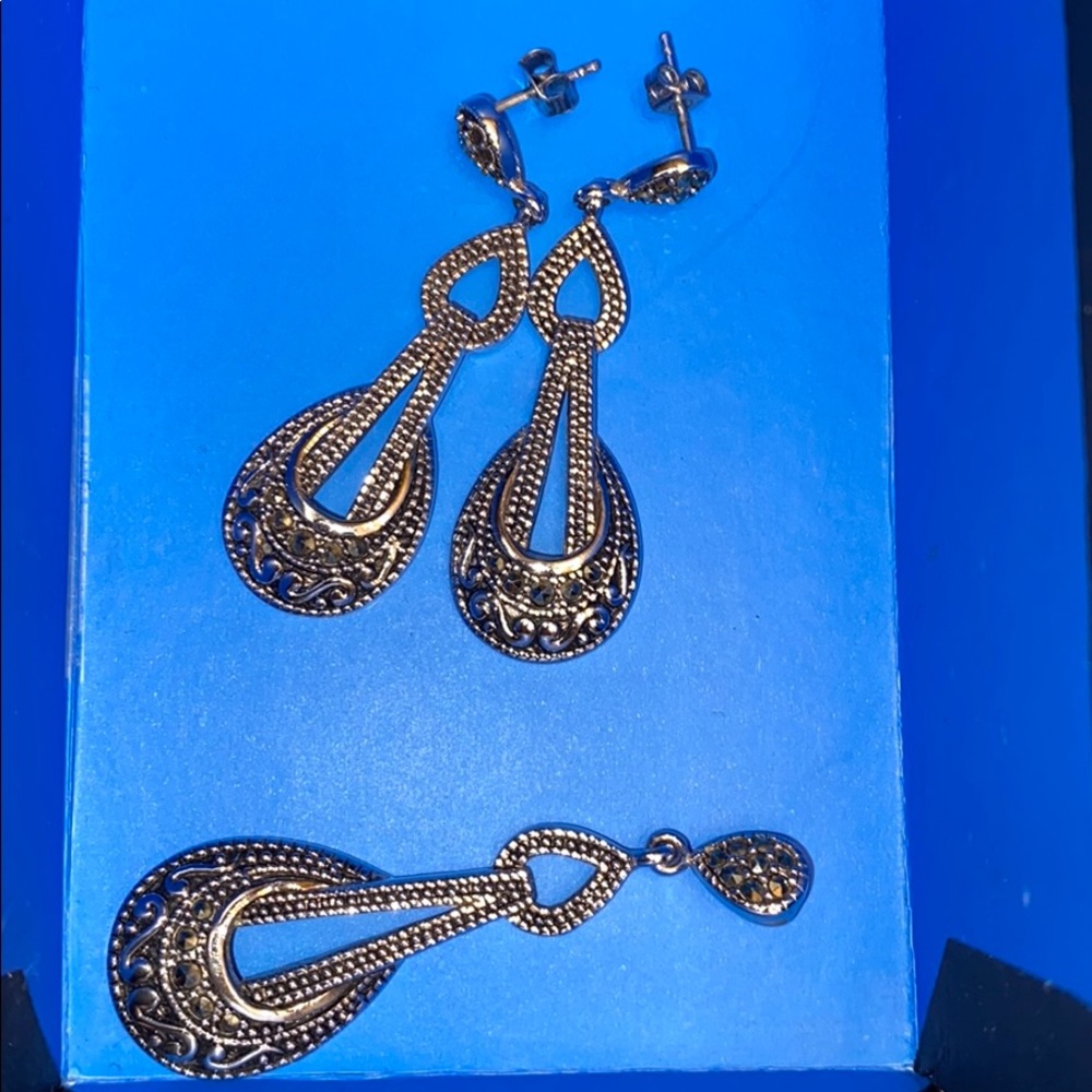 Women antique earrings & matching pendant